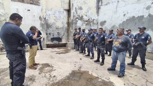 Elementos de la Marina, Guardia Nacional, Ejército, fiscalía nayarita y de Seguridad y Protección Ciudadana estatal tomaron ayer en forma pacífica la sede de la policía municipal.