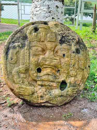 El Centro INAH de Tabasco recuperó dos relieves olmecas de “contorsionistas” que representan retratos de gobernantes locales, presuntamente procedentes del municipio de Tenosique. Se planea el traslado de ambos monumentos, con un peso de 700 kilogramos cada uno, de Villahermosa al Museo de Sitio de la Zona Arqueológica de Pomoná, en Tenosique, antes del ingreso de las fichas correspondientes.