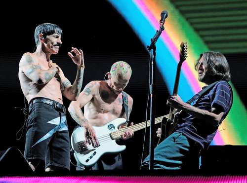 Anthony Kiedis, Flea y John Frusciante, integrantes de Red Hot Chili Peppers, en un momento de su espectáculo en el estadio Allegiant.