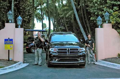 Agentes de la FBI custodian la entrada a la casa del ex jefe de la Casa Blanca, ubicada en Palm Beach, Florida.