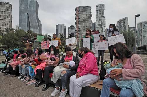 Participantes en la sexta edición de la Tetada Masiva con motivo de la Semana Mundial de la Lactancia Materna que se realizó en el parque La Mexicana.