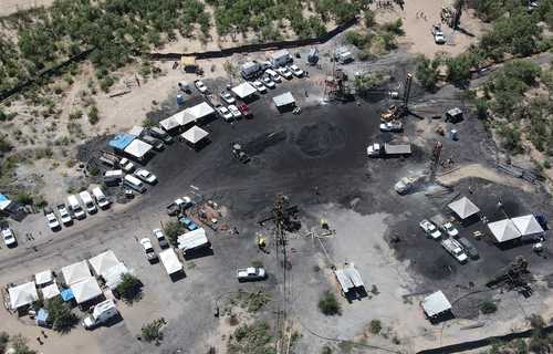Vista aérea de la mina El Pinabete, en Sabinas, Coahuila, donde siguen las labores de rescate de 10 trabajadores que quedaron atrapados. Hasta ahora, los cuerpos de auxilio han logrado introducir un dron subacuático para explorar uno de los pozos.