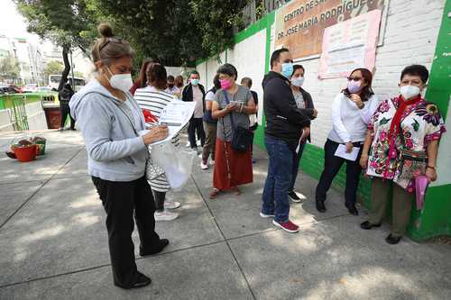 Jornada de vacunación para jóvenes y adultos rezagados en el centro de salud T-III, Dr. José María Rodríguez, en la alcaldía Cuauhtémoc.