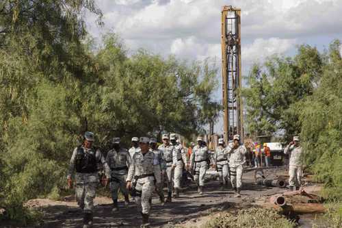 Elementos de la Guardia Nacional vigilan cerca de la mina de carbón El Pinabete, en Sabinas, Coahuila, donde 10 mineros conti-núan atrapados.