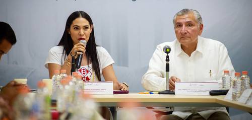 La gobernadora de Colima, Indira Vizcaíno, y el secretario de Gobernación, Adán Augusto López, se reunieron ayer con representantes de trabajadores sindicalizados de 10 ayuntamientos y otros organismos públicos del estado.