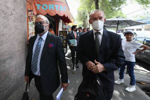 El ex director del Proyecto Metro Enrique Horcasitas y el abogado Gabriel Regino, a su salida de la audiencia por el caso de la línea 12, el pasado 20 de julio.