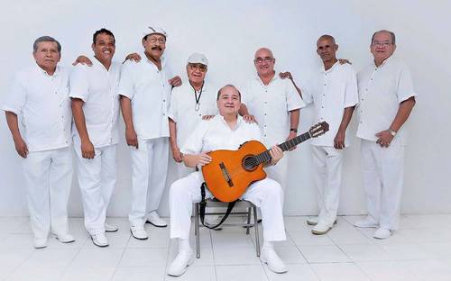 El director del grupo musical Arturo Pitalúa Alvaré (centro) falleció el pasado lunes, en Veracruz.