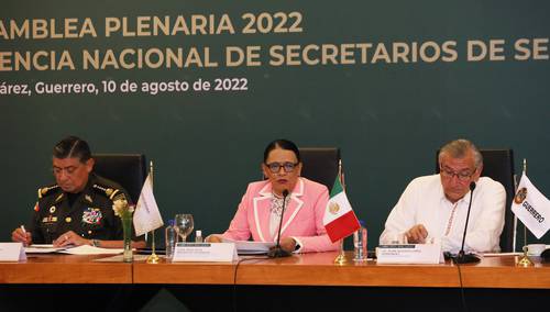 La titular de la Secretaría de Seguridad y Protección Ciudadana, Rosa Icela Rodríguez, participó en la Asamblea Plenaria de la Conferencia Nacional de Secretarios y Secretarias de Seguridad Pública en Acapulco. En la imagen, aparece junto al titular de Gobernación, Adán Augusto López (derecha), y el de la Defensa Nacional, Luis Cresencio Sandoval.