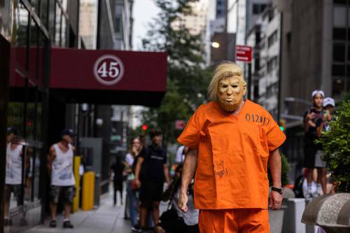 Un manifestante captado ayer afuera de la Torre Trump, en Manhattan.