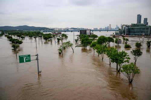 Las fuertes lluvias que azotan la zona norte de Corea del Sur han dejado 11 muertos y ocho desaparecidos, según el balance oficial más reciente. Más de 5 mil personas han sido evacuadas en 46 ciudades, pueblos y aldeas. Varios de los fallecidos habitaban en viviendas ubicadas en semisótanos. En Seúl hay cerca de 200 mil casas de este tipo, lo que representa 5 por ciento de todos los hogares de la capital. En las próximas horas se esperan fuertes lluvias. En la imagen, área de estacionamiento bajo el agua tras el desbordamiento del río Han, en Seúl.