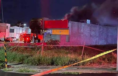Una tienda de autoservicio Oxxo en la colonia Don Gu, municipio de Celaya, Guanajuato, fue quemada la noche del martes por presuntos integrantes del cártel Jalisco Nueva generación.