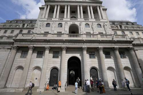 El Banco de Inglaterra, en su más reciente informe de política monetaria, aumentó medio punto su tasa de referencia, a 1.75%, el mayor incremento en 27 años.