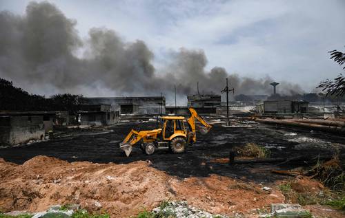 En la zona de los cilindros de combustible de la planta de Matanzas aún hay material humeante, pero está controlado, aseguró el personal de protección civil.