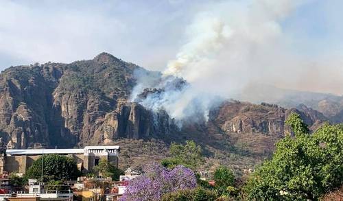 Al menos 188 incendios forestales se han reportado en Morelos en lo que va del año y han afectado mil 490.738 hectáreas en 21 municipios de la entidad, informó la Comisión Nacional Forestal. En la imagen, el pueblo mágico de Tepoztlán, que ocupa el primer lugar con 40 conflagraciones.