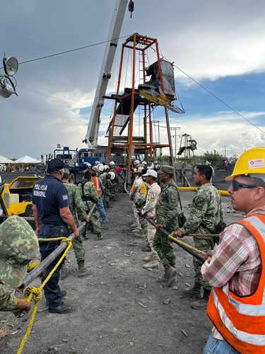 Autoridades de protección civil habían previsto el ingreso de rescatistas ayer a la mina El Pinabete, pero un aguacero por la tarde retrasó las labores.