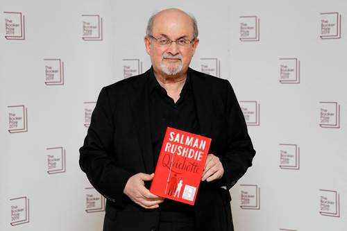El escritor británico-estadunidense posa con un ejemplar de su libro Quijote, en octubre de 2019.