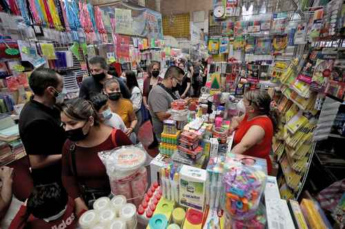 Thousands of heads of families start shopping for school supplies