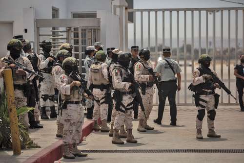 Fuerzas de seguridad arriban al aeropuerto de Tijuana, un día después de la quema de 28 camiones en cuatro municipios de Baja California.
