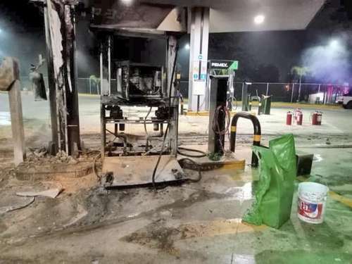 La estación de servicio ubicada en la localidad de San Felipe de los Alzati, municipio de Zitácuaro, Michoacán, quedó consumida tras el ataque de miembros del crimen organizado.