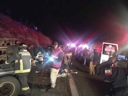 El accidente en la carretera México-Veracruz, tramo Azumbilla-El Seco, también dejó nueve lesionados, que fueron trasladados a hospitales de Puebla. Diversas corporaciones 0acudieron al lugar para dar apoyo.