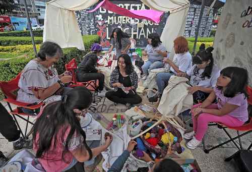 EN MEMORIA DE LOS DESAPARECIDOS. En la glorieta de mujeres que luchan, antes de Colón, en Paseo de la Reforma, familiares de víctimas llevaron a cabo ayer una jornada de bordado colectivo.