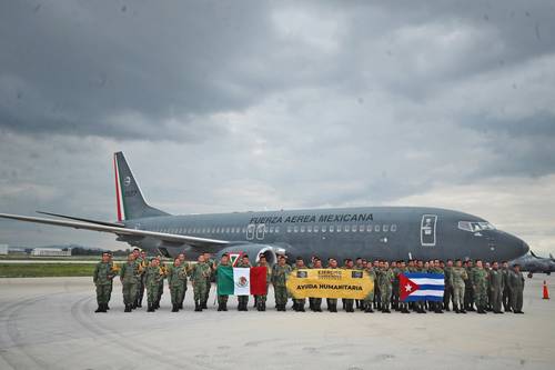 La comitiva de hombres y mujeres del ejército y Fuerza Aérea Mexicana estuvo bajo el mando del general brigadier Juan Bravo Velázquez.
