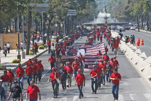 Las condiciones de trabajo en las minas de México son desastrosas, pues la mayoría no cumple con las normas de seguridad e higiene. Además, las secretarías del Trabajo y Previsión Social y de Economía son omisas en su obligación de inspeccionar, supervisar y, en su caso, sancionar a las empresas del sector.