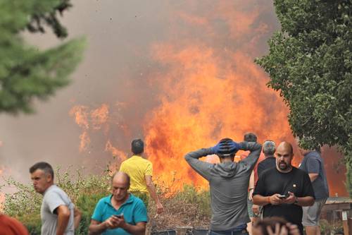 Habitantes de Añón de Moncayo, en Zaragoza, España, observan cómo un incendio fuera de control alcanzó sus viviendas. Unas mil 500 personas fueron desalojadas de la zona el fin de semana.