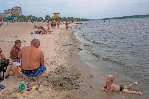 Residentes pasan el fin de semana en una playa a orillas del río Dnipro, en la ciudad ucrania de Zaporiyia.