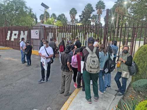 Los neoliberales “buscaban que la educación dependiera del mercado, alentar la creación de escuelas privadas y limitar la entrada a las univer-sidades públicas, dijo ayer el presidente López Obrador. En la imagen, bloqueo en un campus del IPN, el 11 de agosto.