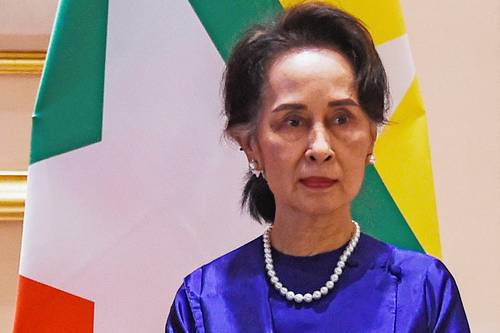 Un tribunal militar de Myanmar sentenció ayer a la ex dirigente Aung San Suu Kyi a seis años más de cárcel por supuesta corrupción, veredicto que fue calificado de “injusto” por Estados Unidos y la Unión Europea. Las penas de prisión contra la premio Nobel de la Paz suman ahora 17 años. En la imagen, la ex líder de 77 años, durante una ceremonia de bienvenida al presidente de China, Xi Jinping, en el palacio presidencial de Naypyidaw, el 17 de enero de 2020.