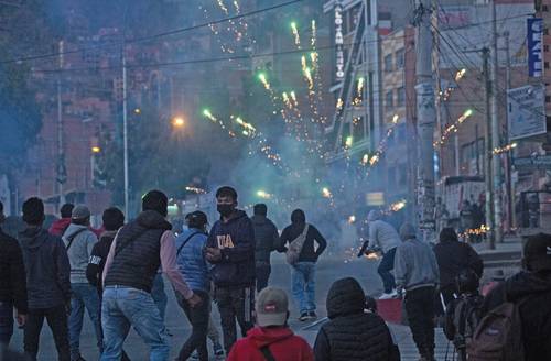 Vecinos de un barrio de La Paz levantaron ayer barricadas para impedir que sus calles se conviertan en un campo de batalla entre cocaleros y policías; sin embargo, por la tarde estallaron de nuevo los enfrentamientos. Un grupo de cultivadores de hoja de coca exige el cierre de un mercado que consideran ilegal y acusan al gobierno de respaldar al sindicato rival que lo opera. Este conflicto entró ayer en su tercera semana.