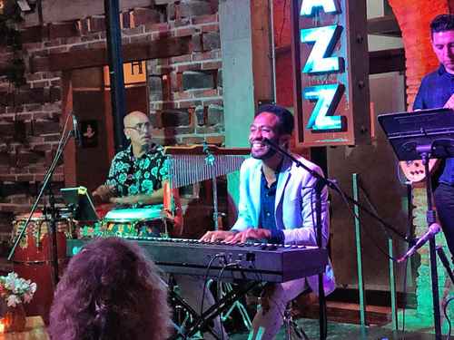 En el escenario del Jazzatlán de la ciudad poblana, el pianista se hizo acompañar por Uzzo Ismael en congas, Luis Martínez en el bajo y Rubén Perea en la batería.