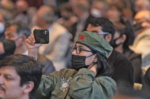 Más de 400 personas se reunieron en la sede diplomática para disfrutar el programa artístico-cultural que se desarrolló en honor del líder revolucionario.