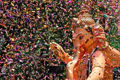Celebración en honor de Ganesha, el dios hindú de la sabiduría, la prosperidad, la felicidad y la buena fortuna, una divinidad que se representa con cabeza de elefante, en Bombay.