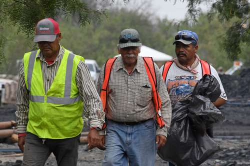 Parte del personal que participa en las operaciones para rescatar a 10 mineros que quedaron atrapados en un pozo inundado hace 13 días, en la comunidad de Agujita, en el municipio de Sabinas, en Coahuila.