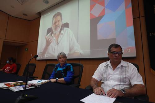En la Facultad de Ciencias Políticas y Sociales de la UNAM se llevó a cabo una jornada más del 33 Congreso Latinoamericano de Sociología ALAS México 2022, con la presencia de Tatiana Coll, presidenta de la Casa de las Américas, y el ensayista panameño Olmedo Beluche. En la pantalla, Abel Prieto, ex ministro de Cultura cubano.