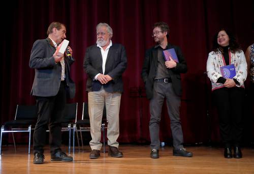 Carlos Beristain, Alejandro Valencia Villa y Alejandra Miller, integrantes de la Comisión de la Verdad en Colombia, entregan el informe final al subsecretario Alejandro Encinas.