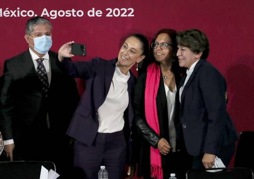 La jefa de Gobierno capitalina, Claudia Sheinbaum, se tomó una selfie con la titular de la Secretaría de Educación Pública saliente, Delfina Gómez, y su relevo, Leticia Ramírez.