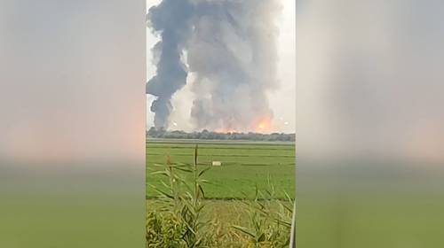 Esta imagen de un video UGC (contenido generado por usuarios) publicado en la plataforma ESN muestra la humareda que despide el depósito de municiones que fue destruido ayer en un poblado del distrito de Dzhankoe, en Crimea. Sufrieron daños instalaciones civiles, entre ellas una planta eléctrica, la red de torres de transmisión de electricidad, las vías del ferrocarril y algunas casas. No hubo heridos graves, informó el ministerio ruso de Defensa.