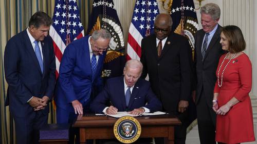 El presidente estadunidense, Joe Biden, promulgó ayer su plan de inversión en salud y clima por 430 mil millones de dólares, el más grande en la historia del país, diseñado para reducir las emisiones de gases de efecto invernadero y los precios de medicamentos. Lo acompañaron congresistas demócratas de ambas cámaras.