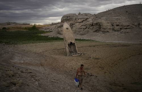  Un hombre recorre el área recreativa nacional del lago Mead, gravemente afectado por la sequía, en Nevada, que padecerá la reducción del caudal. Foto cortesía de El Pionero / César Villalobos y Ap