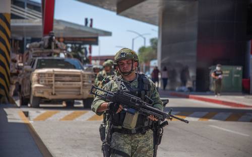 Unos 300 soldados arribaron ayer a Tijuana, Baja California, para reforzar la seguridad luego de que el viernes presuntos integrantes del crimen organizado incendiaron 28 unidades de transporte público en cuatro municipios.