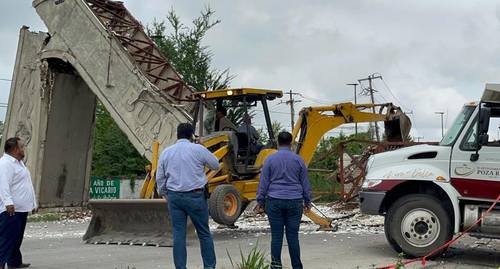 Elementos de Protección Civil de Veracruz quitan el arco de bienvenida al municipio de Coatzintla, que colapsó tras 12 años de haber sido construido por el artista Teodoro Cano; lugareños aseguraron que ya habían denunciado a las autoridades afectaciones en la estructura por falta de mantenimiento.