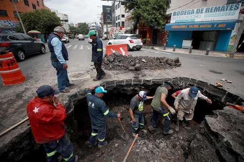 Un socavón se formó en el Eje 5 Sur Eugenia y la calle Patricio Sanz, en la colonia Del Valle, alcaldía Benito Juárez, por la fractura de una tubería de agua potable. Personal del Sistema de Aguas de la Ciudad de México continuaba ayer la reparación.