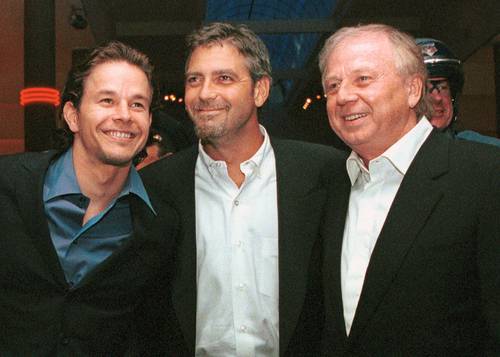  Mark Wahlberg (izquierda) y George Clooney, estrellas de la película La tormenta perfecta, posan con el director. Foto Ap