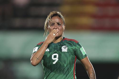 Alexia Villanueva desplegó velocidad y talento para convertirse en la heroína al prender de volea el esférico para el único tanto del partido. Las tricolores se clasificaron a cuartos de final y esperan a Brasil o España.
