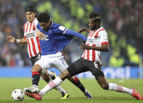 Con el mexicano Érick Gutiérrez todo el partido (izquierda), el PSV Eindhoven igualó 2-2 ante Glasgow Rangers en el choque de ida por el repechaje previo a la fase de grupos de la Champions. Los holandeses dirigidos por Ruud van Nistelrooy lograron el empate en el minuto 78 por medio de un remate de cabeza de Armando Obispo en un tiro de esquina. El equipo de la Eridivisie recibirá la próxima semana a los finalistas de la pasada Liga de Europa.