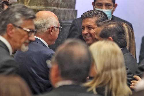 INVITADOS AL INFORME DE OLGA SÁNCHEZ CORDERO. El embajador de EU en México, Ken Salazar (atrás a la izquierda), saluda al gobernador de Tamaulipas, Francisco García Cabeza de Vaca, en la casona de Xicoténcatl.