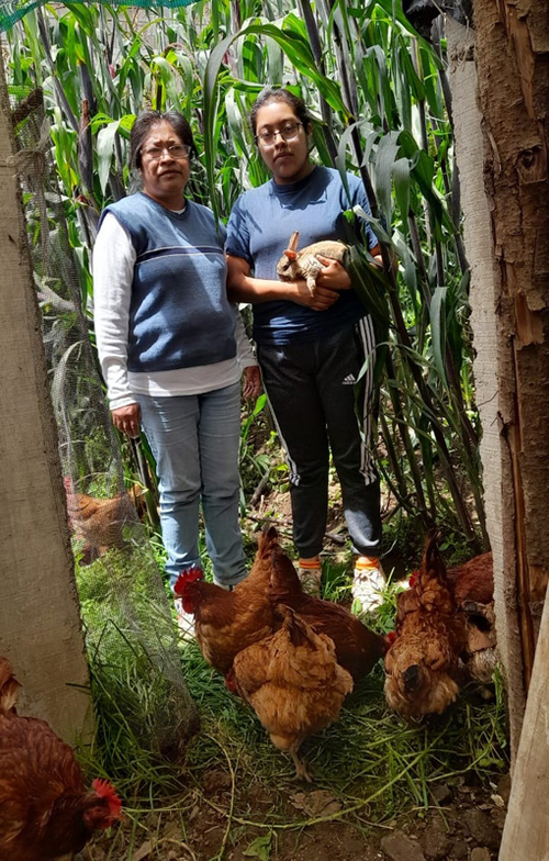Martha Hernandez y su hija Alejandra Maldonado en la granja familiar Marthita.  Arnulfo Maldonado